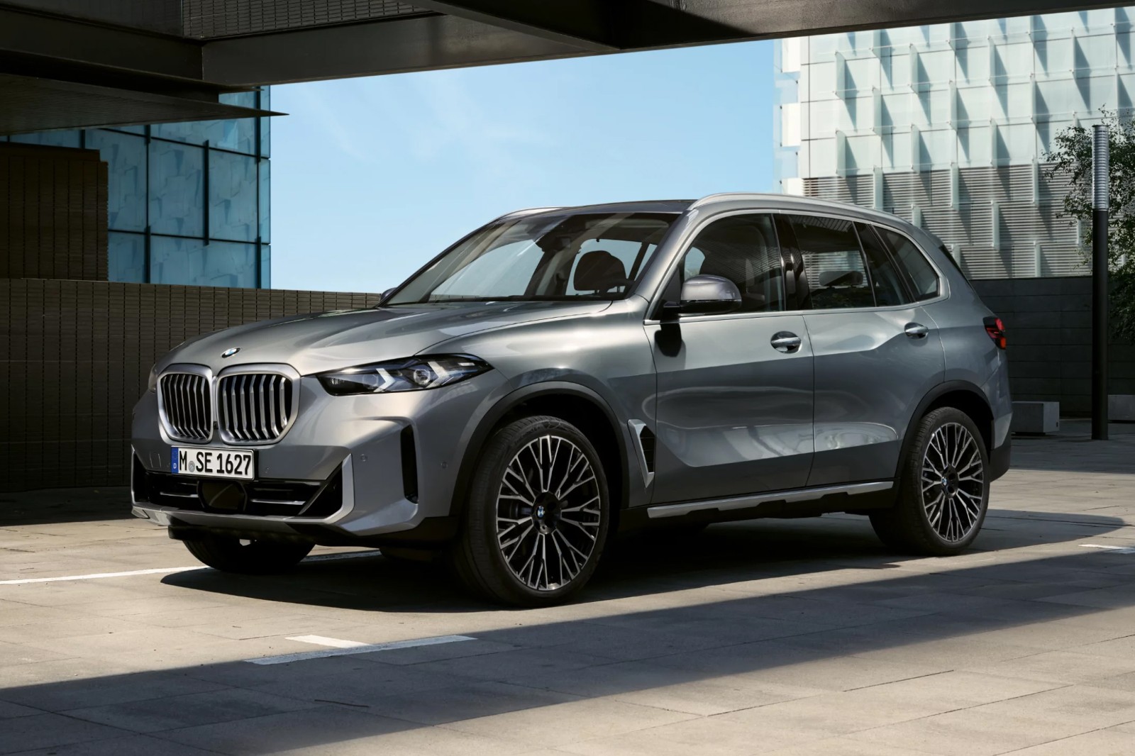 2025 BMW X5 xDrive50e M Sport photo