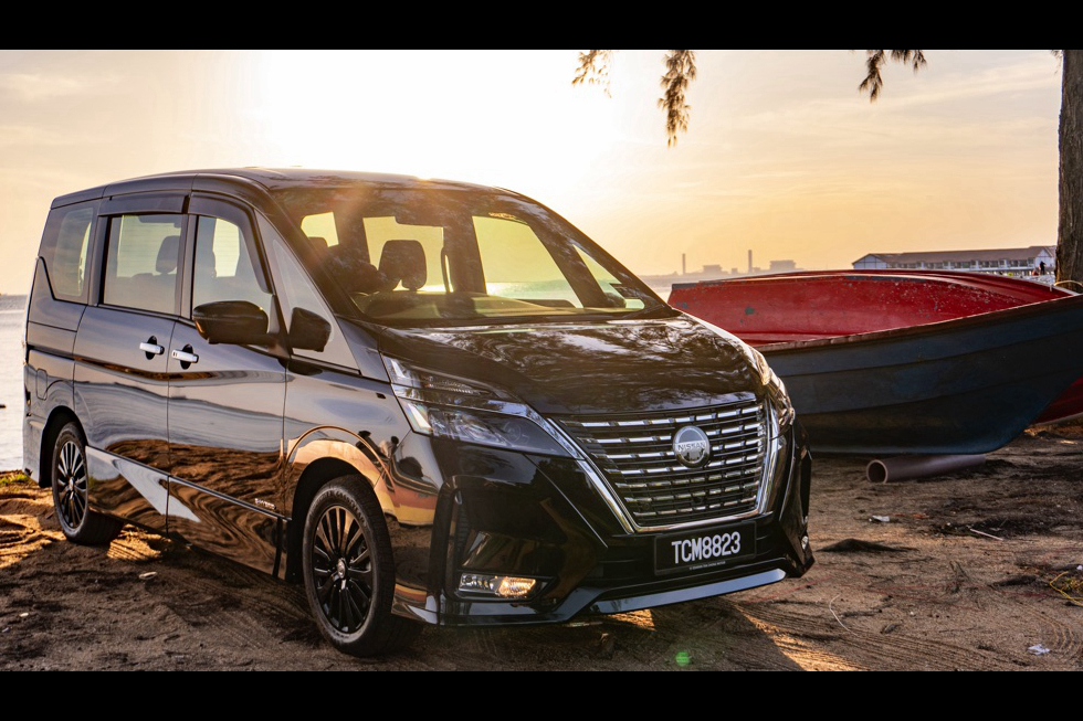 Nissan Serena photo