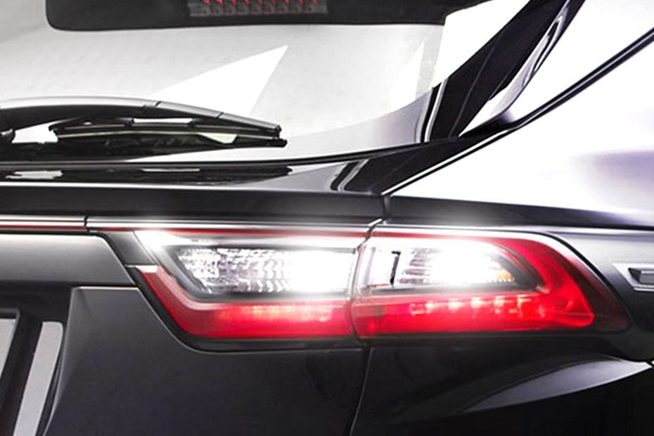 Toyota Harrier Photos: Rear of Car