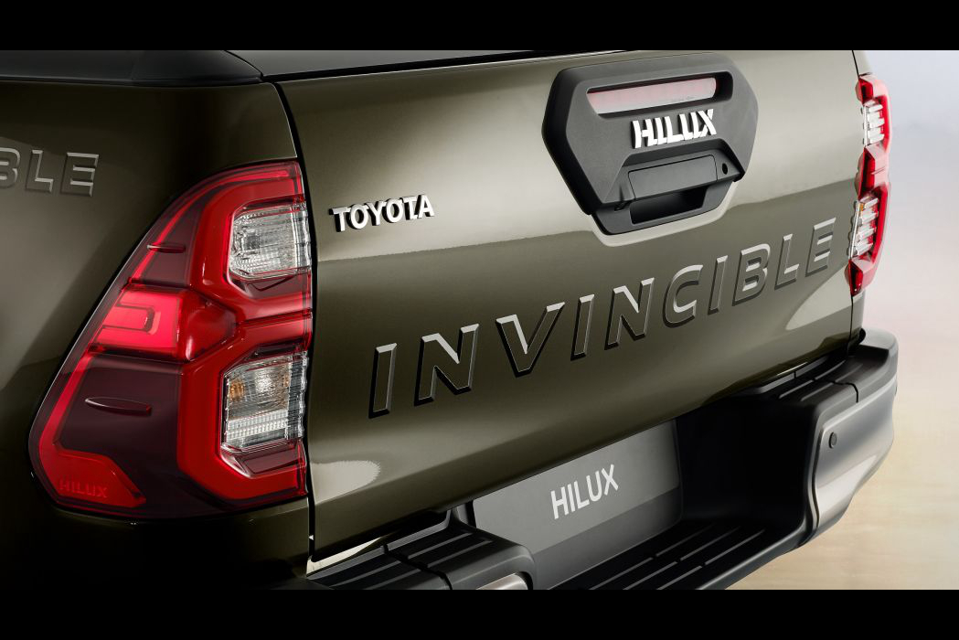 Toyota Hilux Photos: Rear of Car