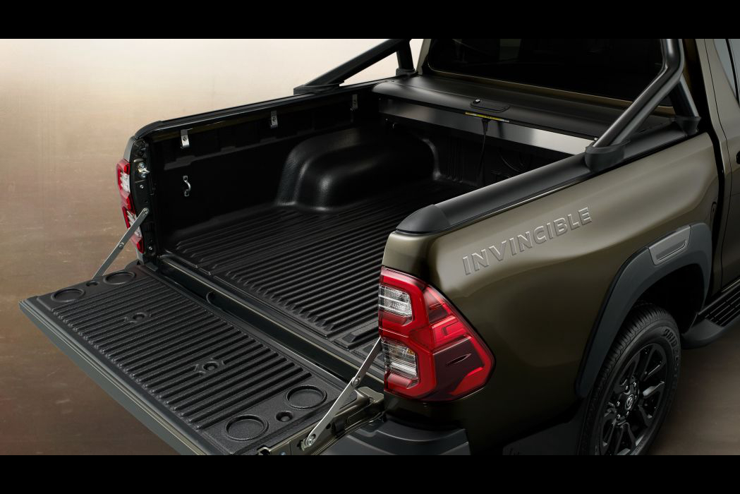 Toyota Hilux Photos: Rear of Car