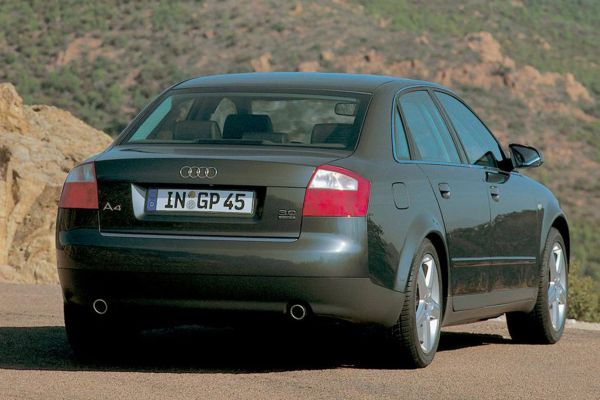 Audi A4 2000 photo