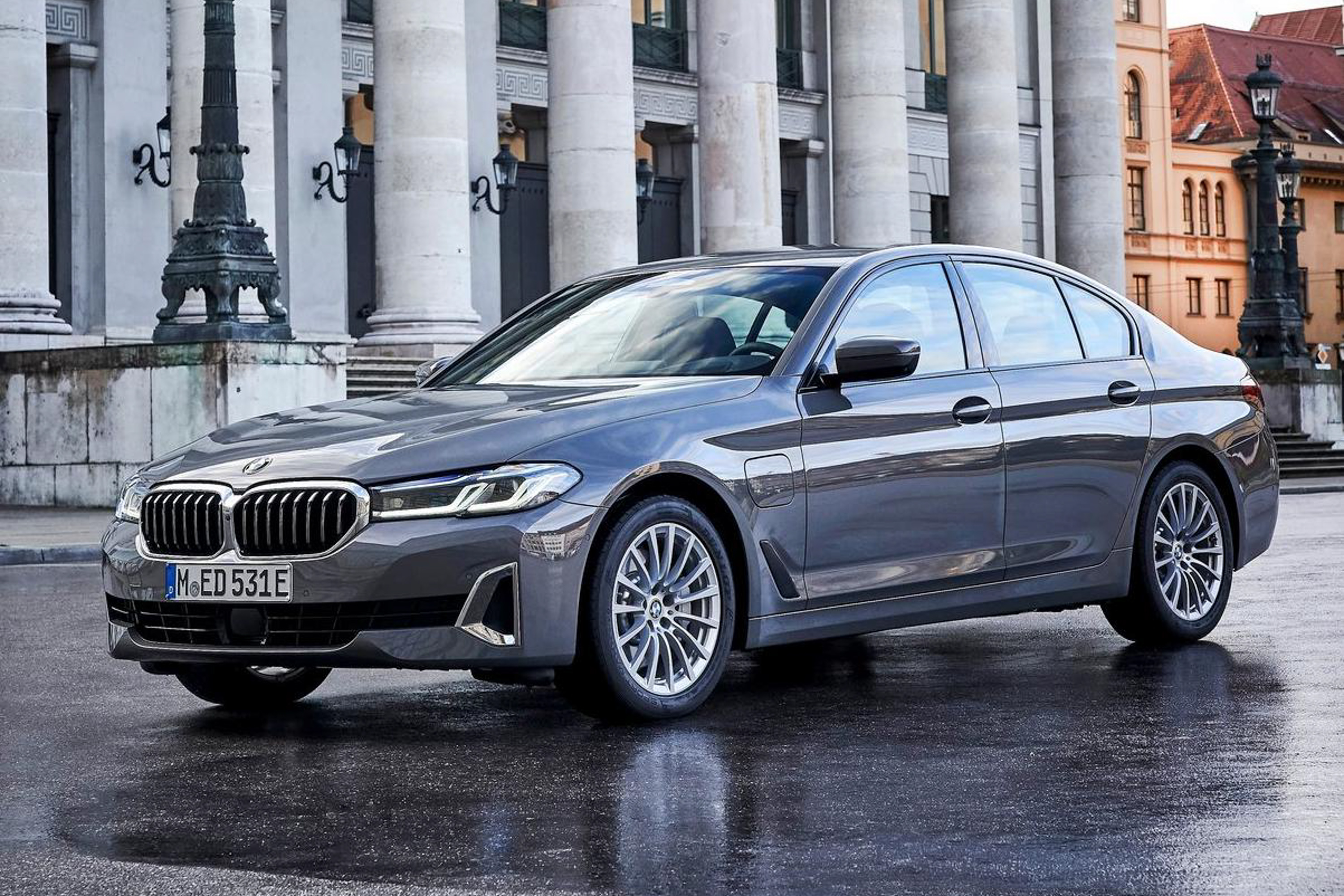 2021 BMW 5 Series 530e M Sport photo