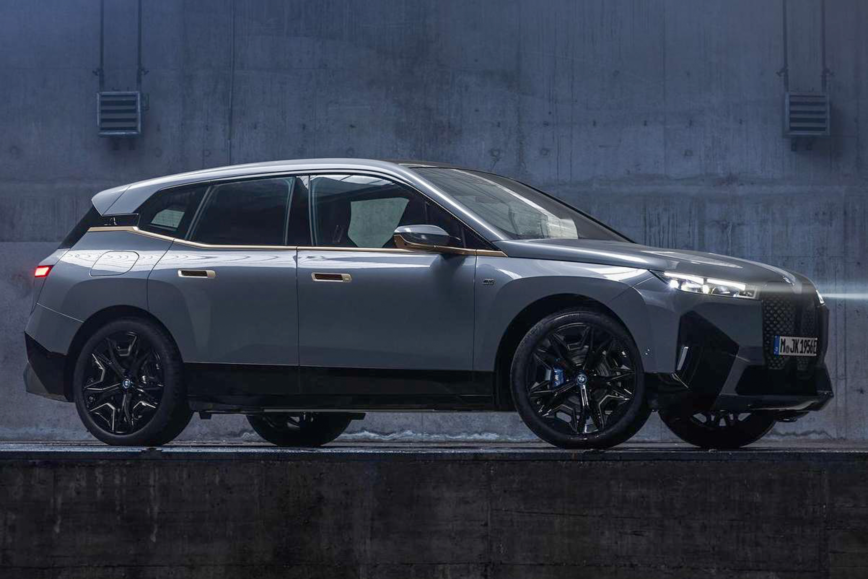 2022 BMW iX M60 public photo
