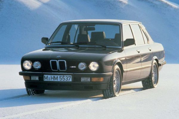BMW M5 1984 photo
