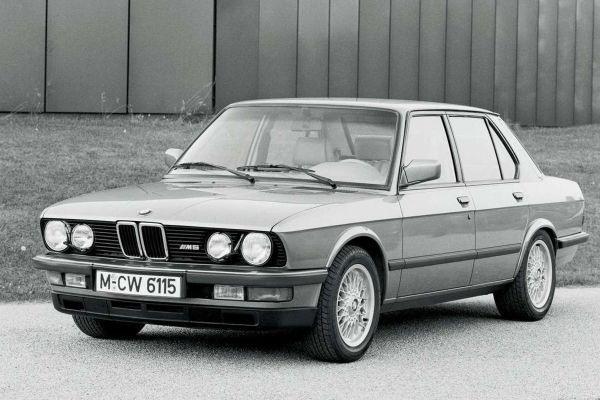 BMW M5 1984 photo
