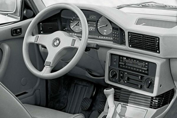 BMW M5 1984 photo