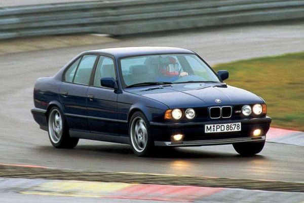 BMW M5 1995 photo