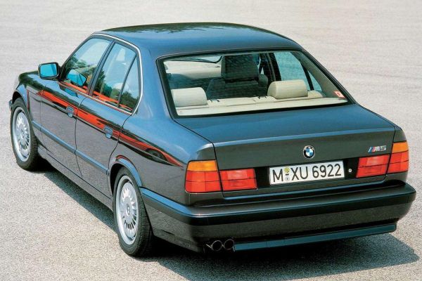 BMW M5 1995 photo