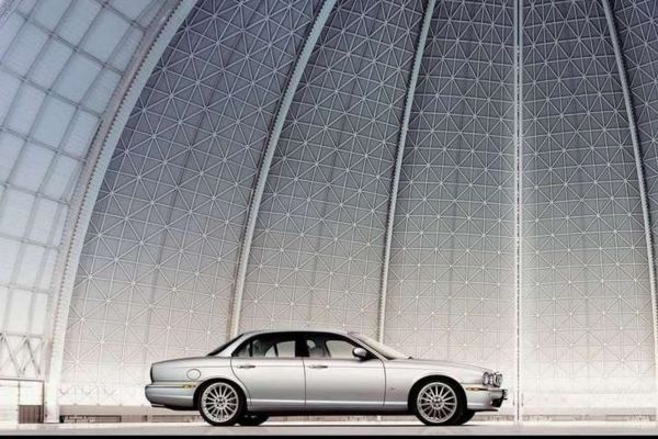Jaguar XJ Official