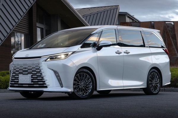 Lexus LM Official