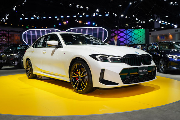 BMW 3 Series Sedan งานแสดงรถยนต์