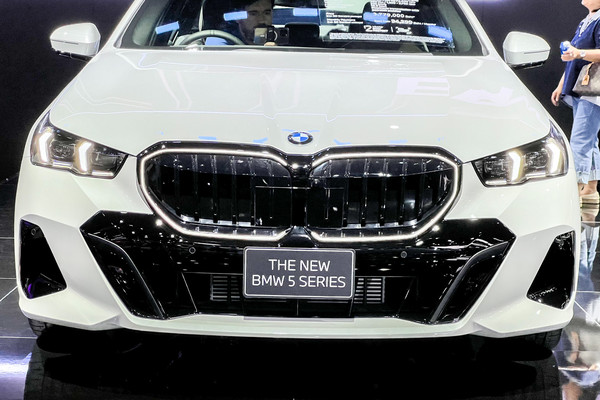 BMW 5 Series Sedan งานแสดงรถยนต์