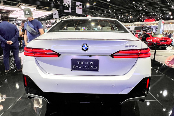 BMW 5 Series Sedan งานแสดงรถยนต์