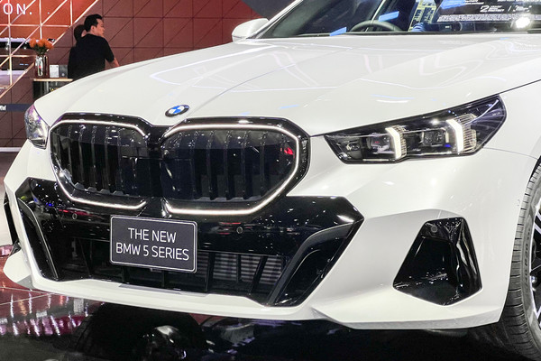 BMW 5 Series Sedan งานแสดงรถยนต์