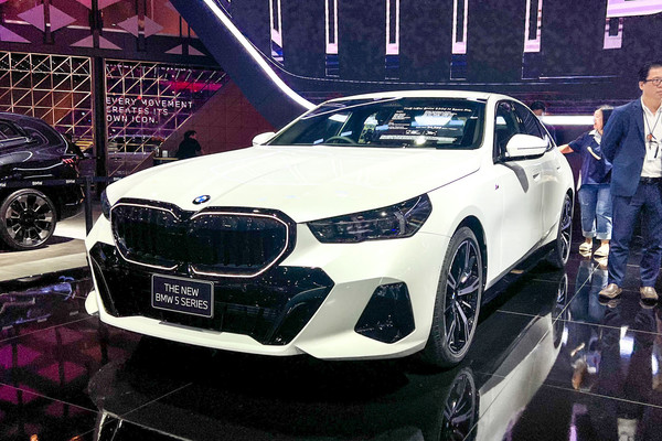 BMW 5 Series Sedan งานแสดงรถยนต์