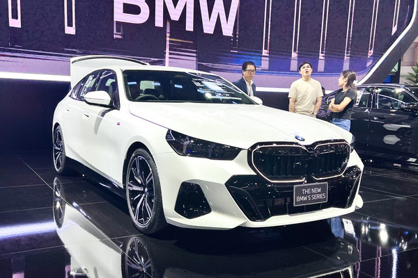 BMW 5 Series Sedan งานแสดงรถยนต์