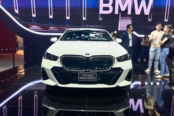 BMW 5 Series Sedan งานแสดงรถยนต์