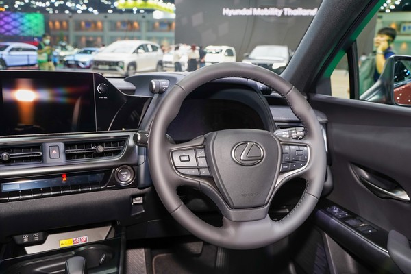 Lexus UX งานแสดงรถยนต์