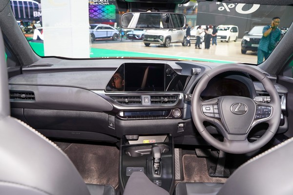 Lexus UX งานแสดงรถยนต์