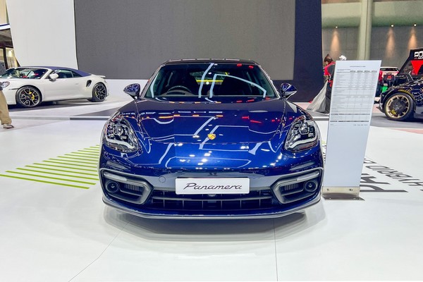 Porsche Panamera งานแสดงรถยนต์