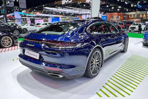 Porsche Panamera งานแสดงรถยนต์