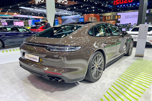 Porsche Panamera งานแสดงรถยนต์