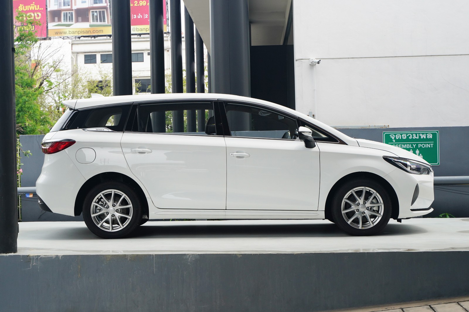 ลักษณะภายนอกของรถ BYD E6