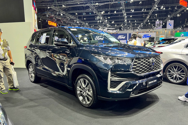 Toyota Innova Zenix งานแสดงรถยนต์