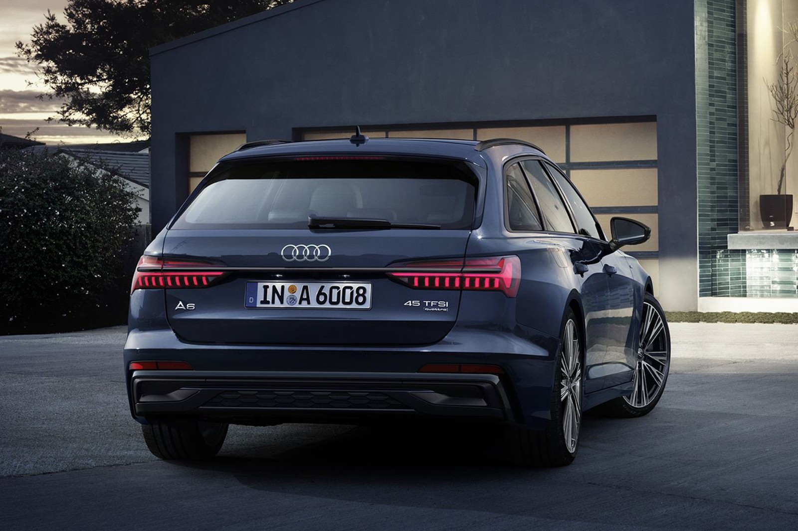 รูป A6 Avant 45 TFSI quattro S line Black Edition 2024