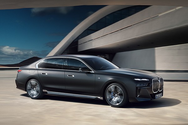 BMW 7 Series Sedan อย่างเป็นทางการ