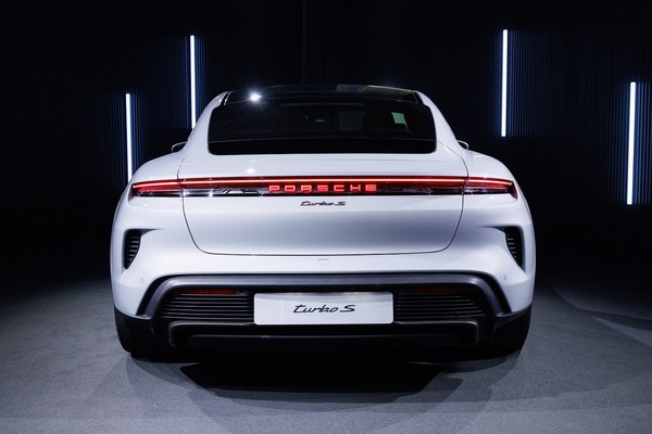 Porsche Taycan อย่างเป็นทางการ