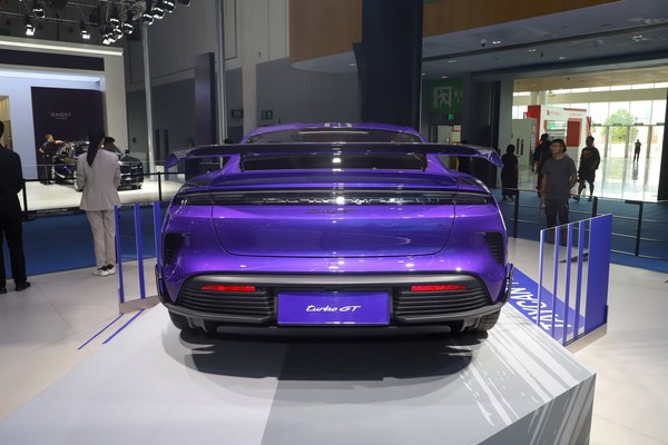 Porsche Taycan ภายนอก