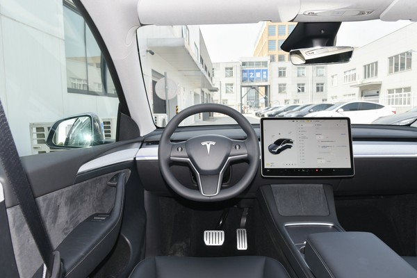 Tesla Model Y ภายใน