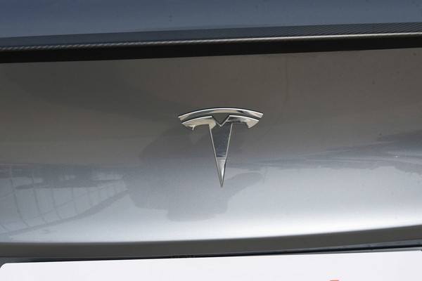 Tesla Model Y ภายนอก