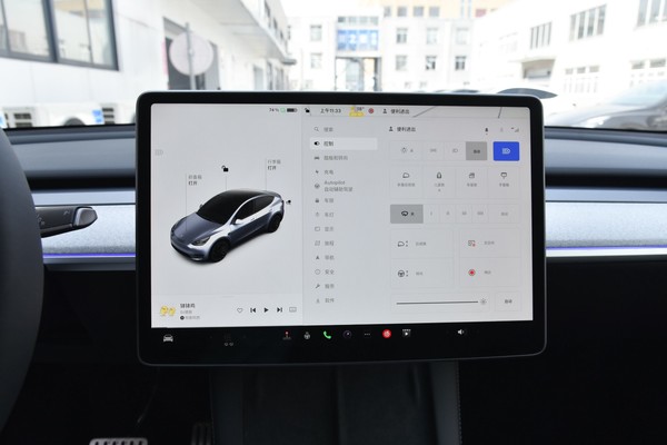 Tesla Model Y ภายใน