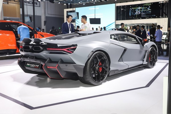 Lamborghini Revuelto ภายนอก