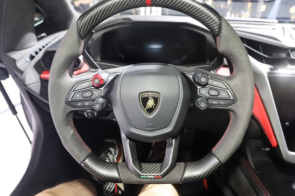 Lamborghini Revuelto ภายใน