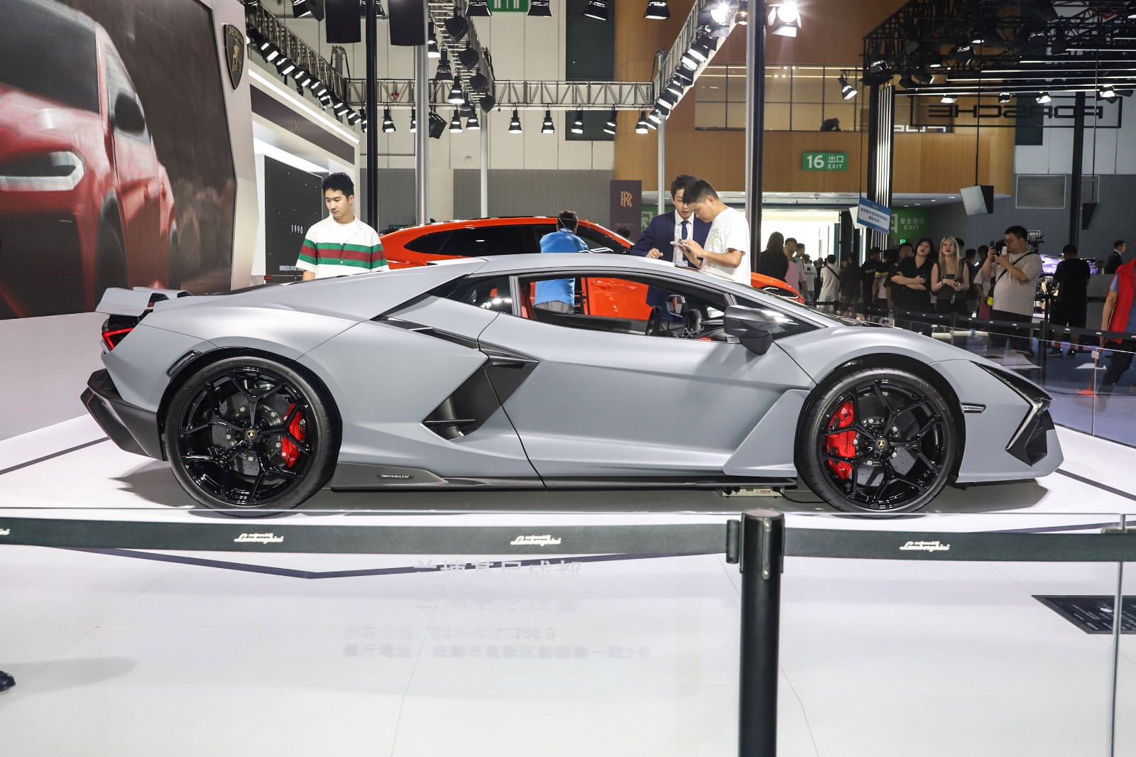 ลักษณะภายนอกของรถ Lamborghini Revuelto