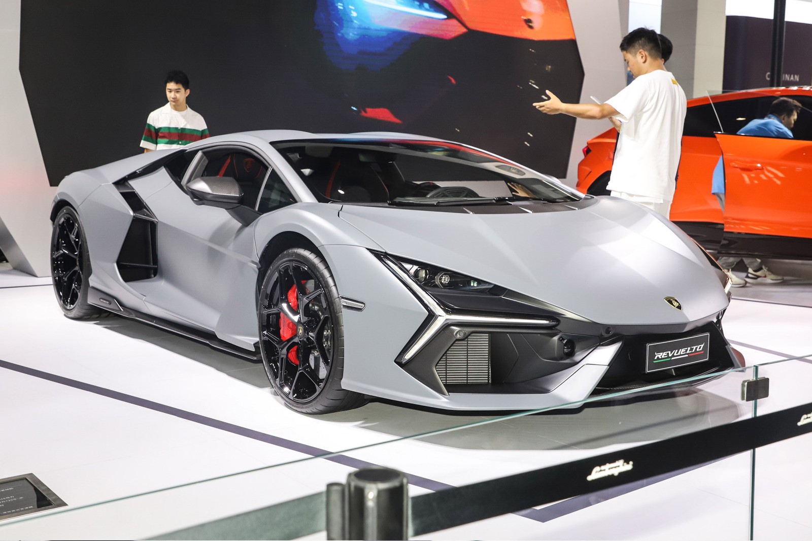 ลักษณะภายนอกของรถ Lamborghini Revuelto