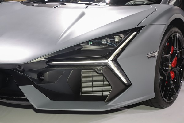 Lamborghini Revuelto ภายนอก