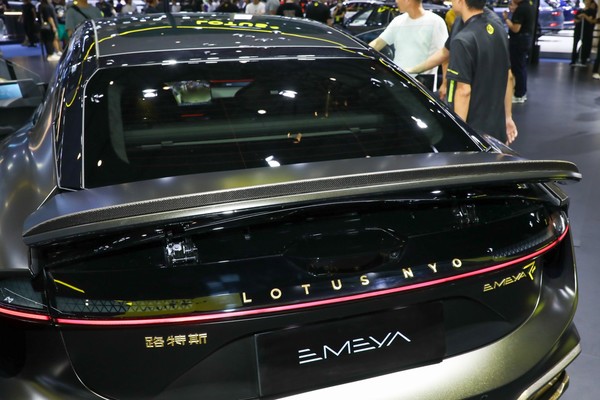 Lotus EMEYA ภายนอก