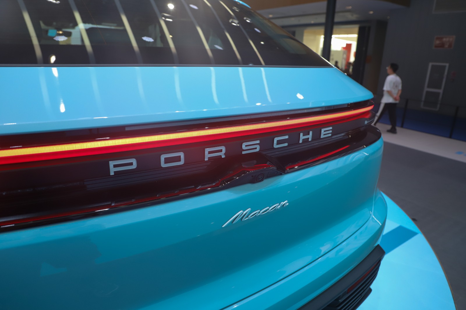 ท้ายรถ Porsche Macan EV