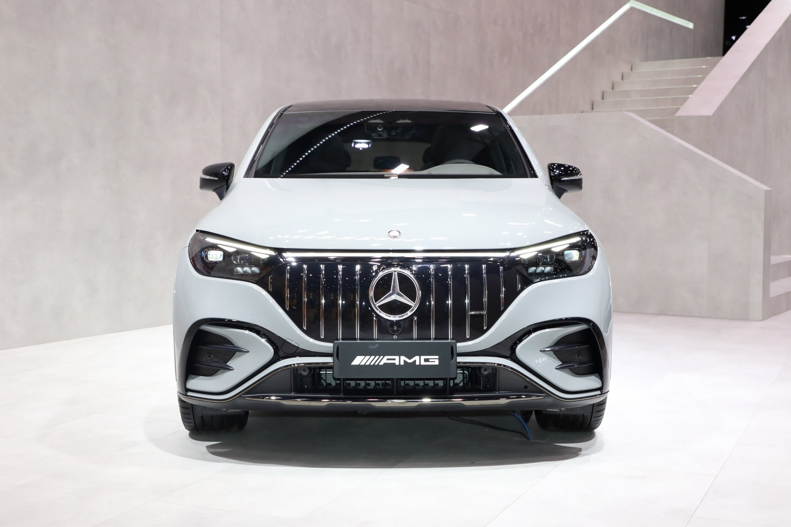 ลักษณะภายนอกของรถ Mercedes-Benz AMG EQE SUV