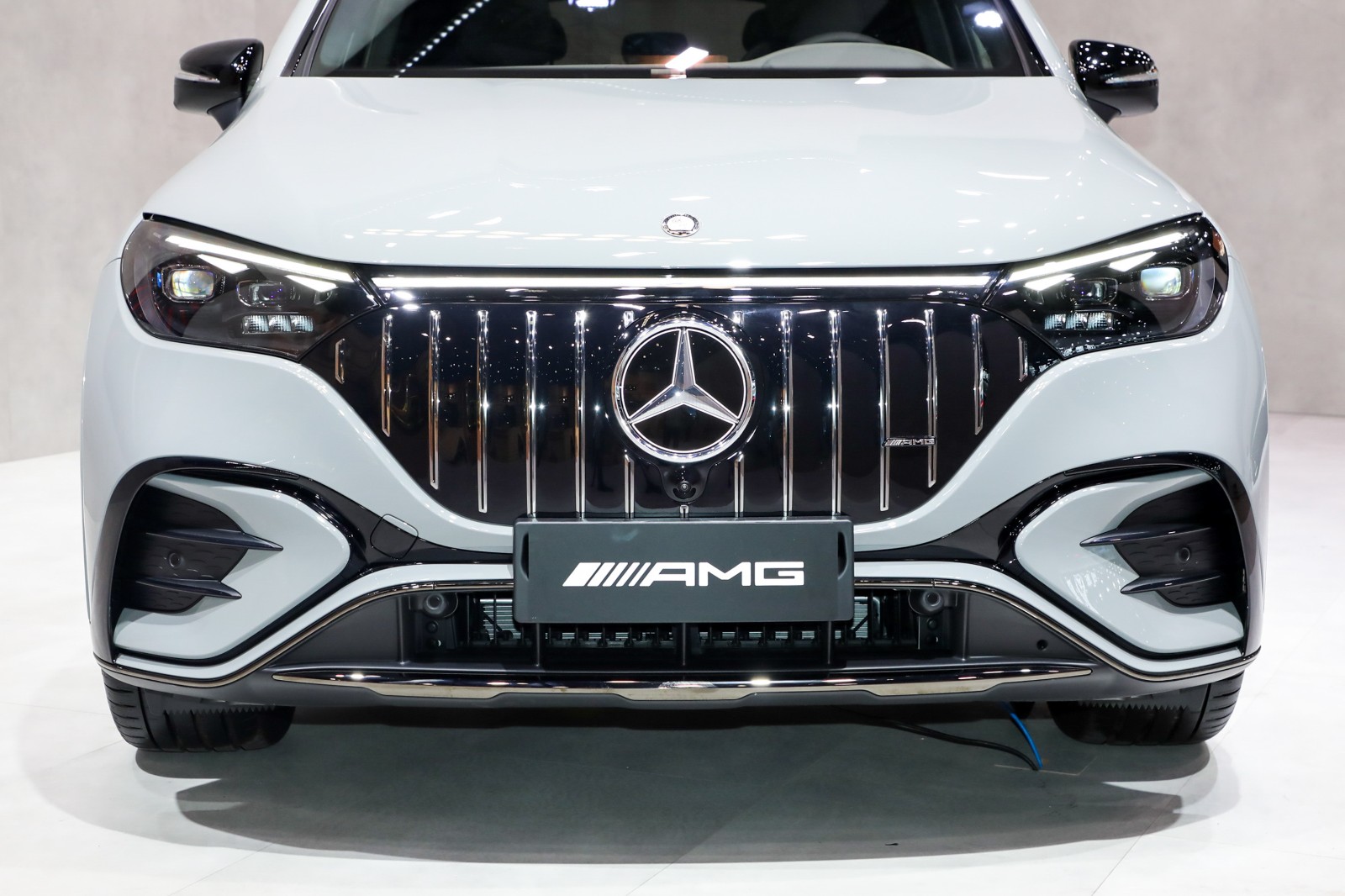 หน้ารถ Mercedes-Benz AMG EQE SUV