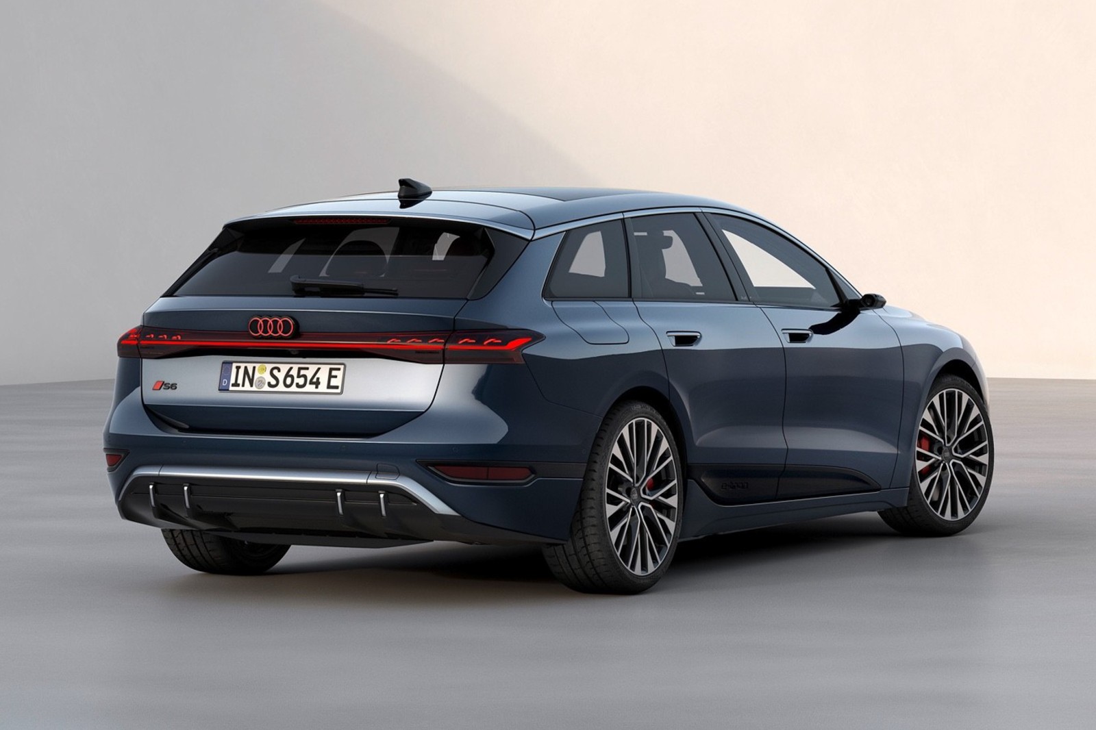 รูป Audi S6 e-tron Avant 2025