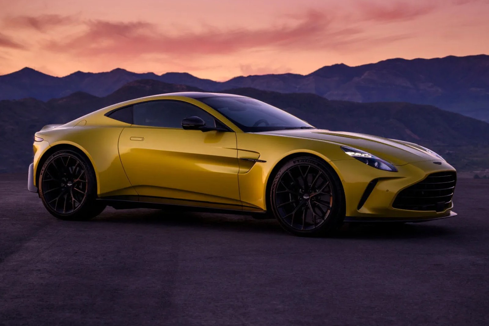 รูป Aston Martin V8 Vantage 2025