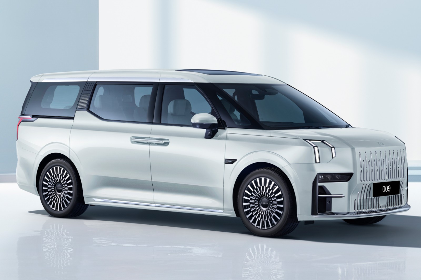 รูป ZEEKR 009 Flagship 6-Seats AWD 2025