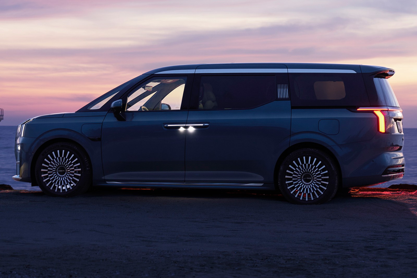 รูป ZEEKR 009 Flagship 6-Seats AWD 2025