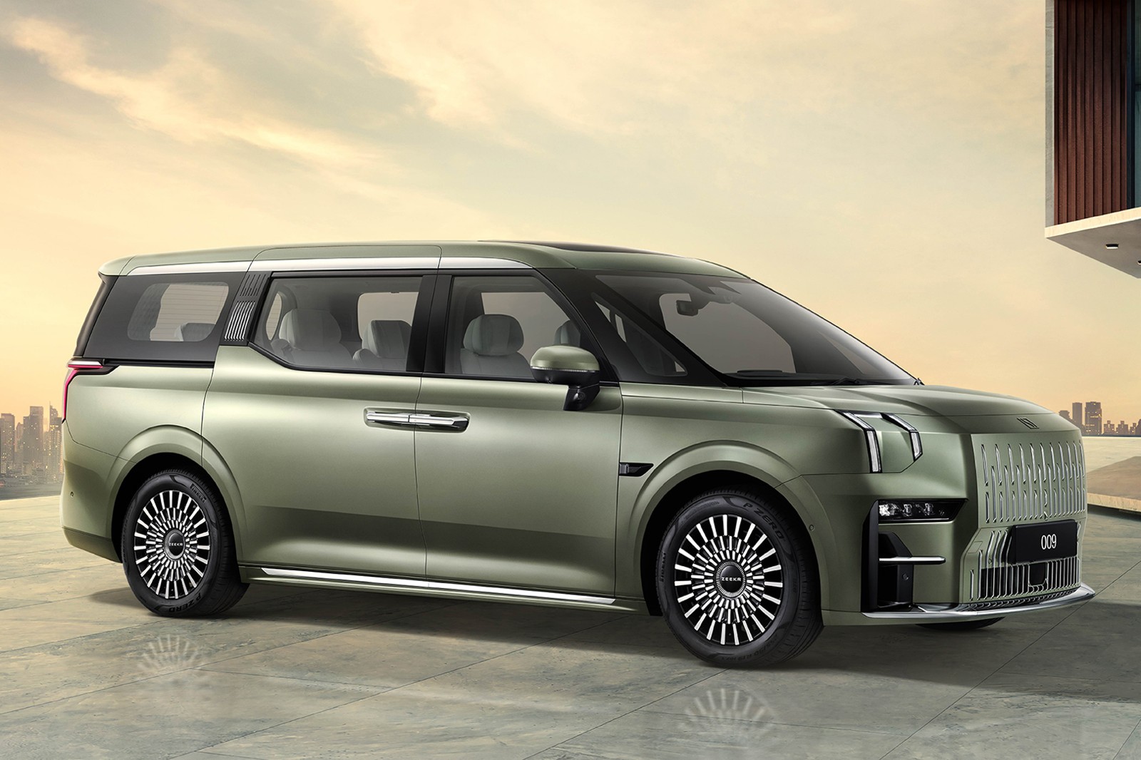 รูป ZEEKR 009 Flagship 6-Seats AWD 2025